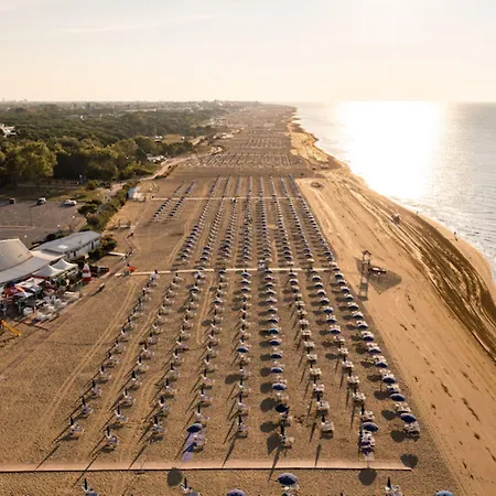 Intimate Coastline With Swimming Pool Daire Bibione